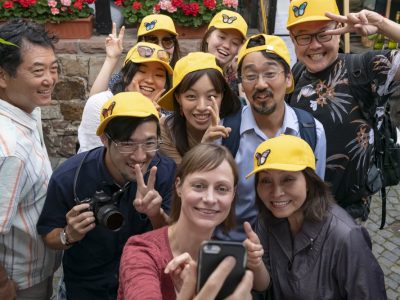 BildNr. 26, Marie macht Selfie in Rüdesheimer Cafe mit Japanischen Touristen (Bildmitte Katharina Marie Schubert)